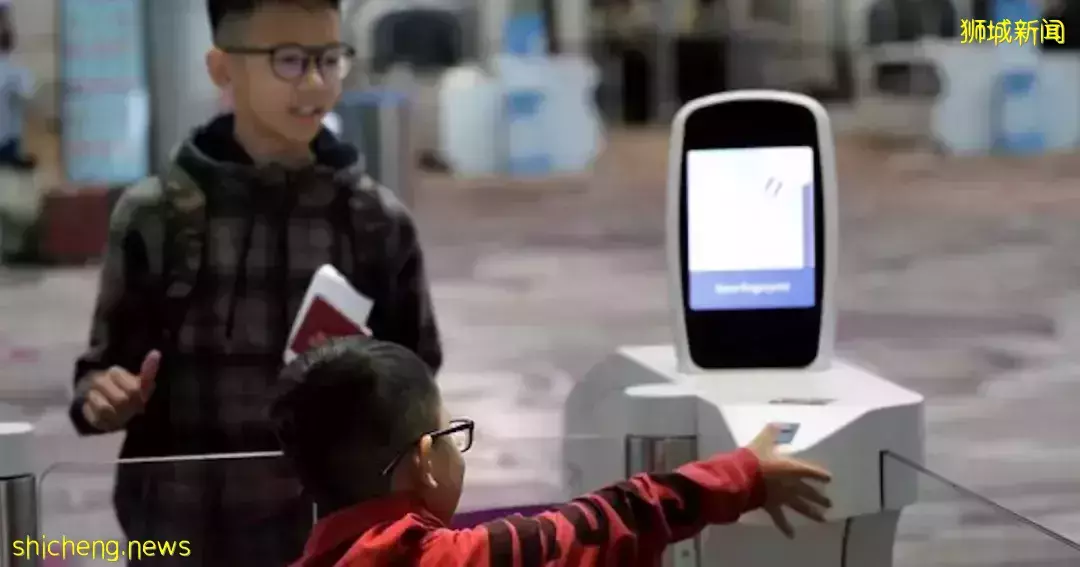 新加坡這個男子逃票打人、還冒用親哥護照出境!謊稱生病被抓