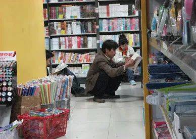 法國女生做這個動作侮辱華人，在新加坡被炮轟！亞洲蹲，一個碾壓歐美的姿勢