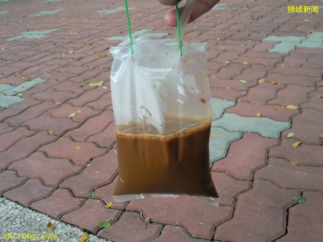 在新加坡，沒有一個塑料袋逃的出被咖啡打包的命運