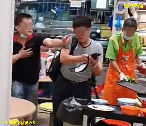 ◤新國CCB◢ 不滿排隊排過界擋路 鴨飯叔脫罩罵顧客!