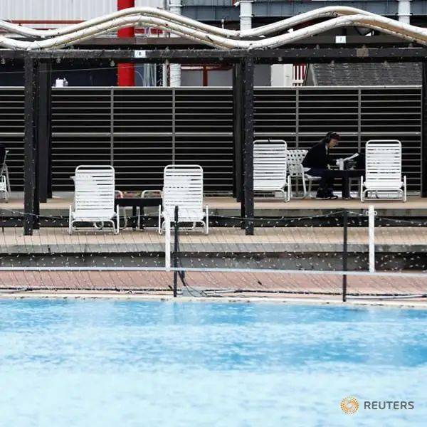 賣油條“續命”,老板直播cos,這是要集體轉行