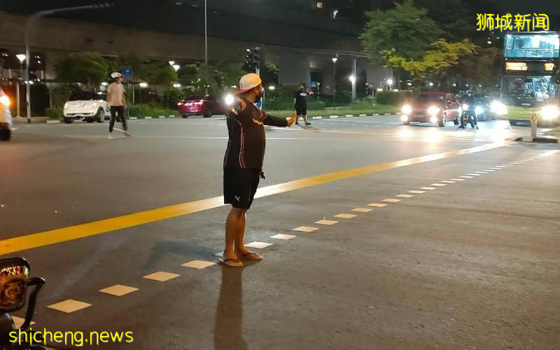 交通灯故障 四五名送餐员亮灯指挥交通