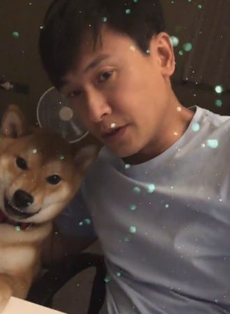 直播中被爱犬咬伤 王建复边擦药边喊痛