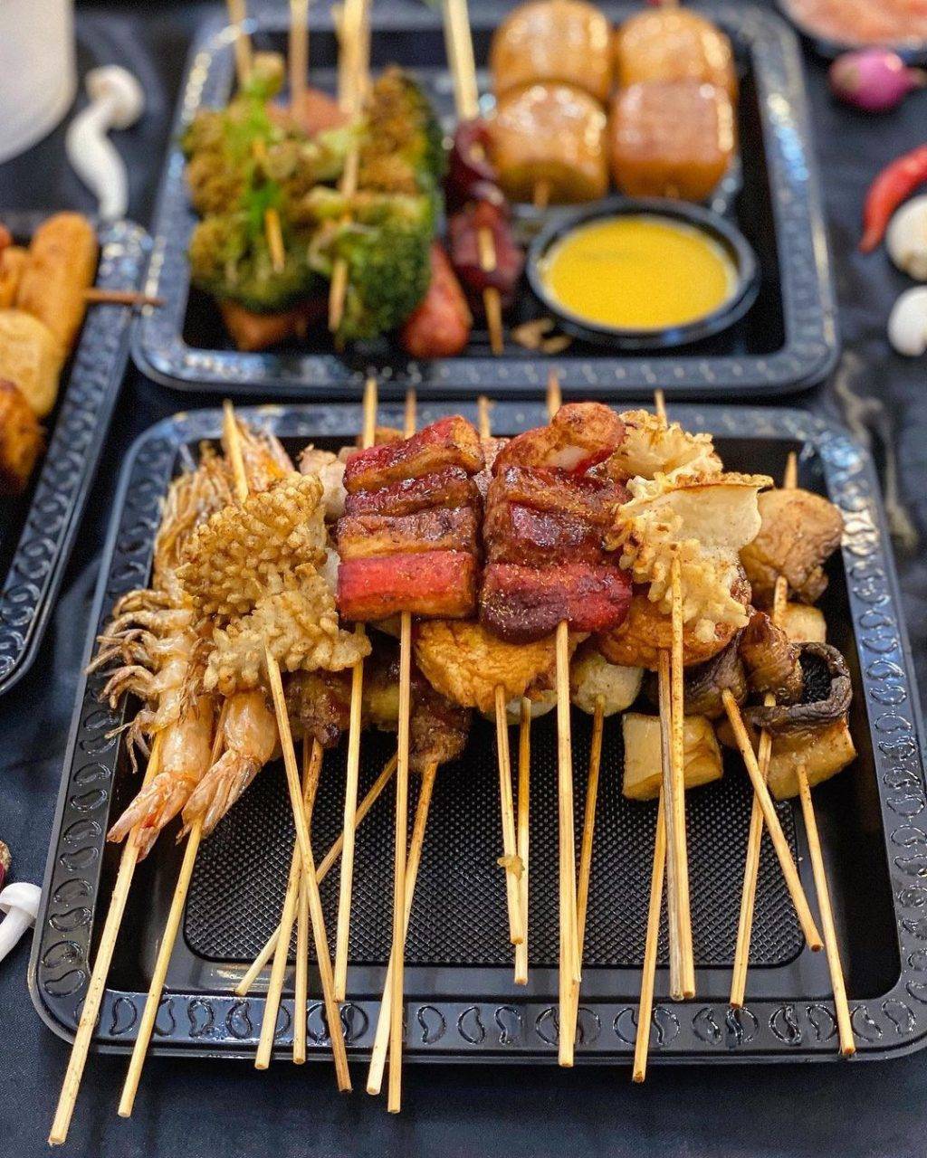 來吃大馬風味碌碌咯🍢DLLM LOK LOK每支$1💰飄香炸串+秘制醬汁，營業至淩晨4點，半夜覓食去🌙