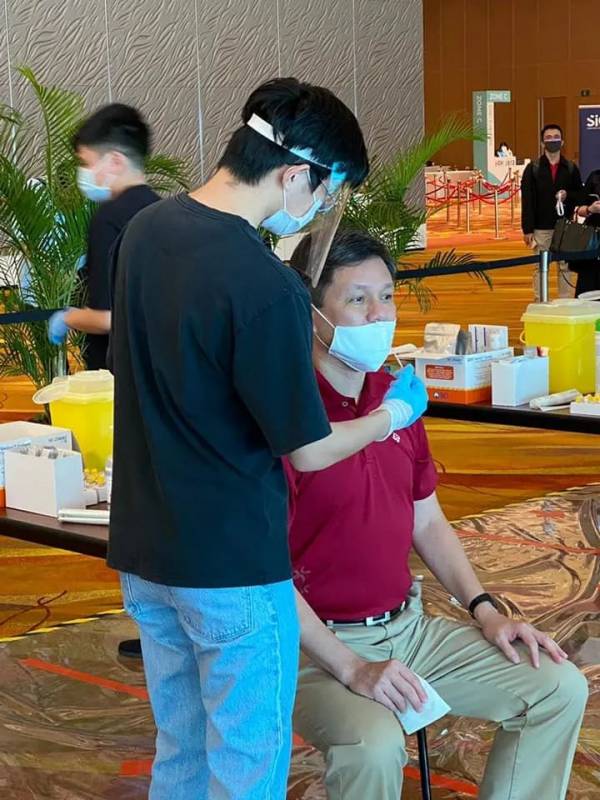 新加坡试行大型活动国际能源周,贸工部长亲自体验快速抗原检测,15分钟出结果