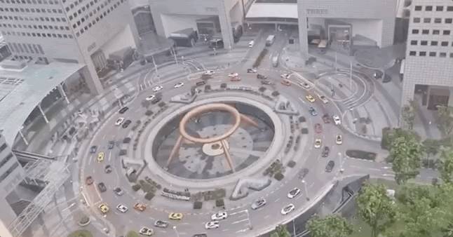 新加坡惊现40多辆豪车车队，绕财富之泉不停转圈！他们是在“做法”吗