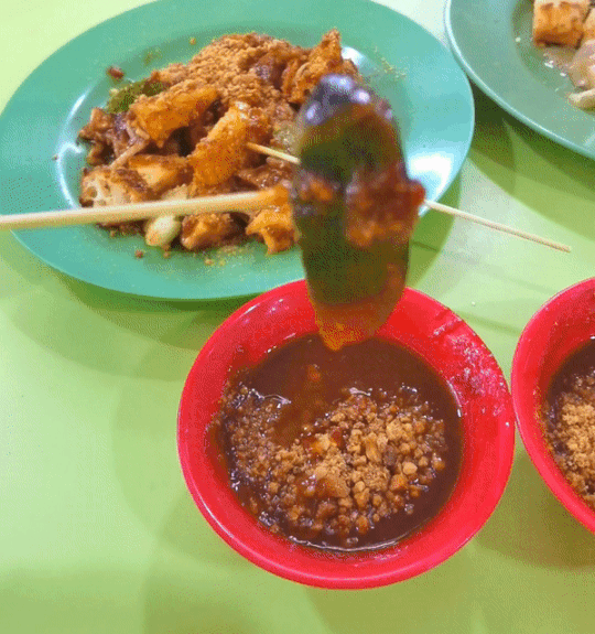 隐藏在新加坡小贩中心的地道美食！开业48年，这样食物最多回头客