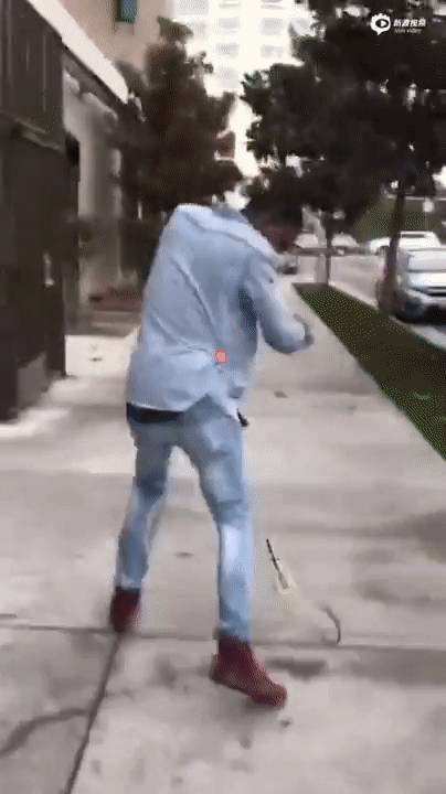 新加坡牛人出没，用拖把徒手抓大蟒蛇