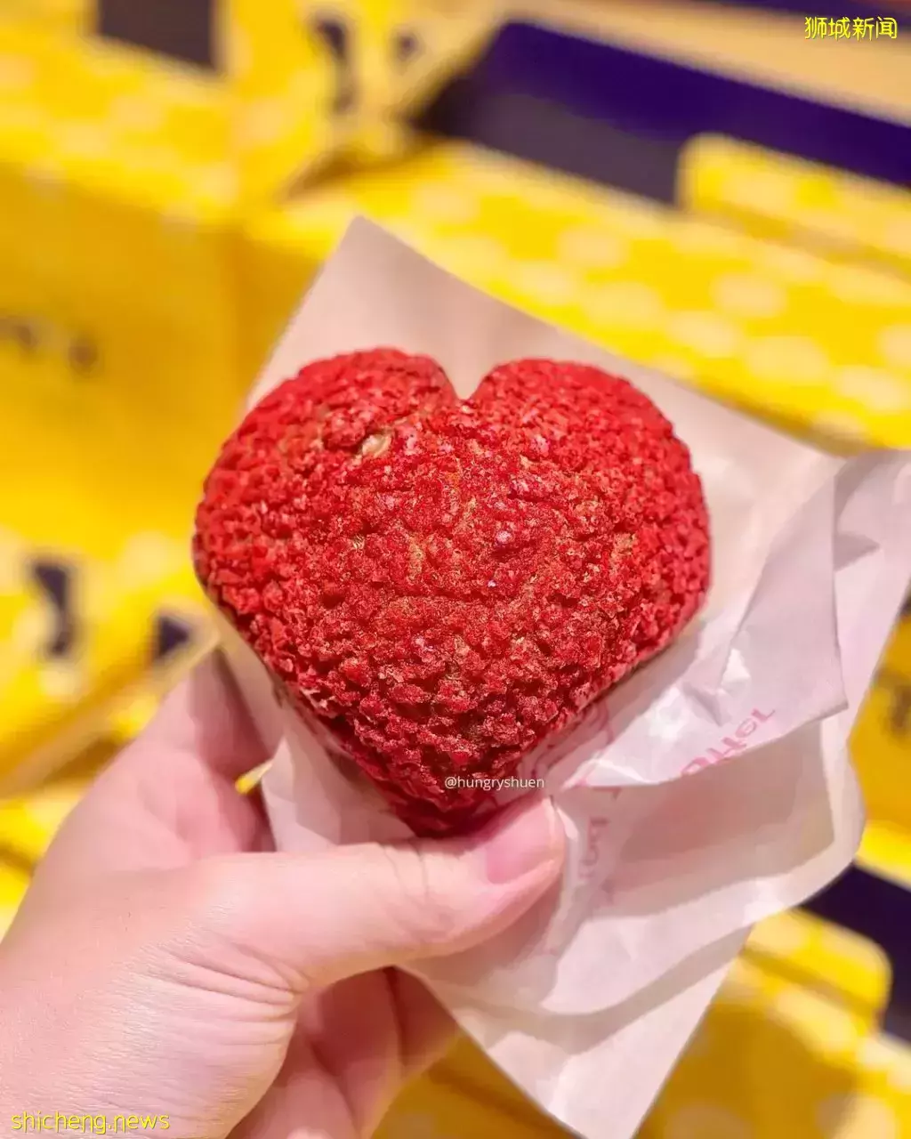 季节限定美食🤤 Beard Papa's草莓爆浆泡芙来了~ 一口下去奶油直接在嘴里炸开