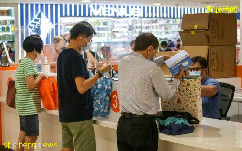 派發防疫物資!黃循財表示,新加坡會采取循序漸進措施逐漸開放,優先保護民衆安全