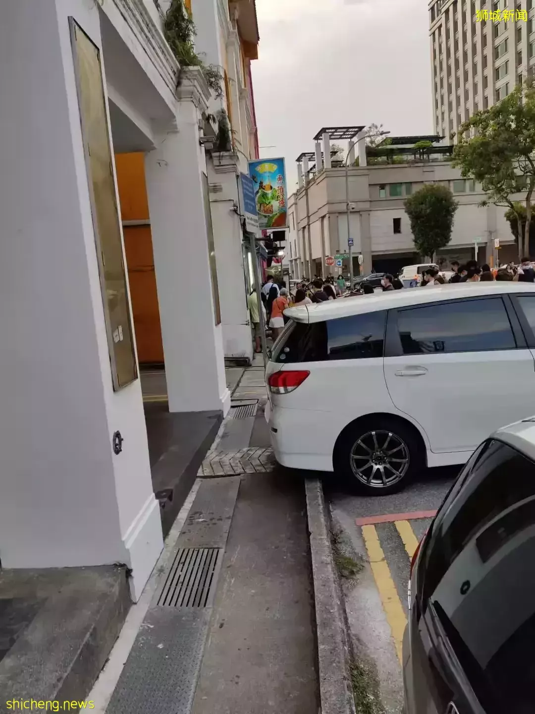 首个解封周末!新加坡全岛到处是人,机场、酒吧、商场,连新山也挤满!或进一步解封