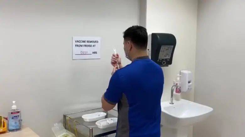 40名国家传染病中心的前线医护人员于前天接种冠病疫苗,成为新加坡首批疫苗接种人员