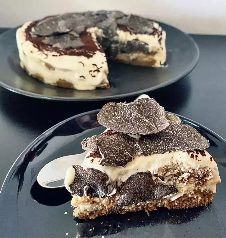 全岛首创的黑松露提拉米苏蛋糕!苦甜咖啡+百利甜酒+松露片,限量售卖🎁今年情人节必吃😍