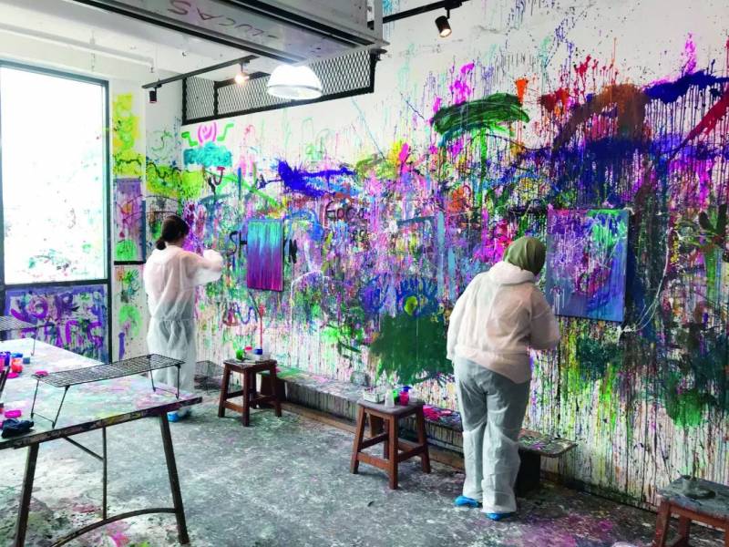 扔斧頭、潑顔料:大家一起來發泄