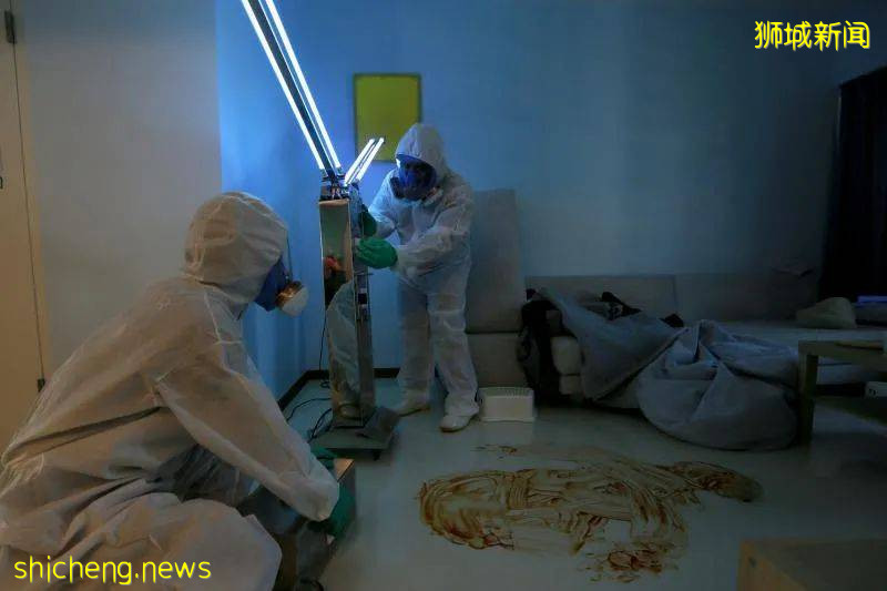 忍惡臭、處理腐爛物清理血水,他們爲往生者最後一次“搬家”