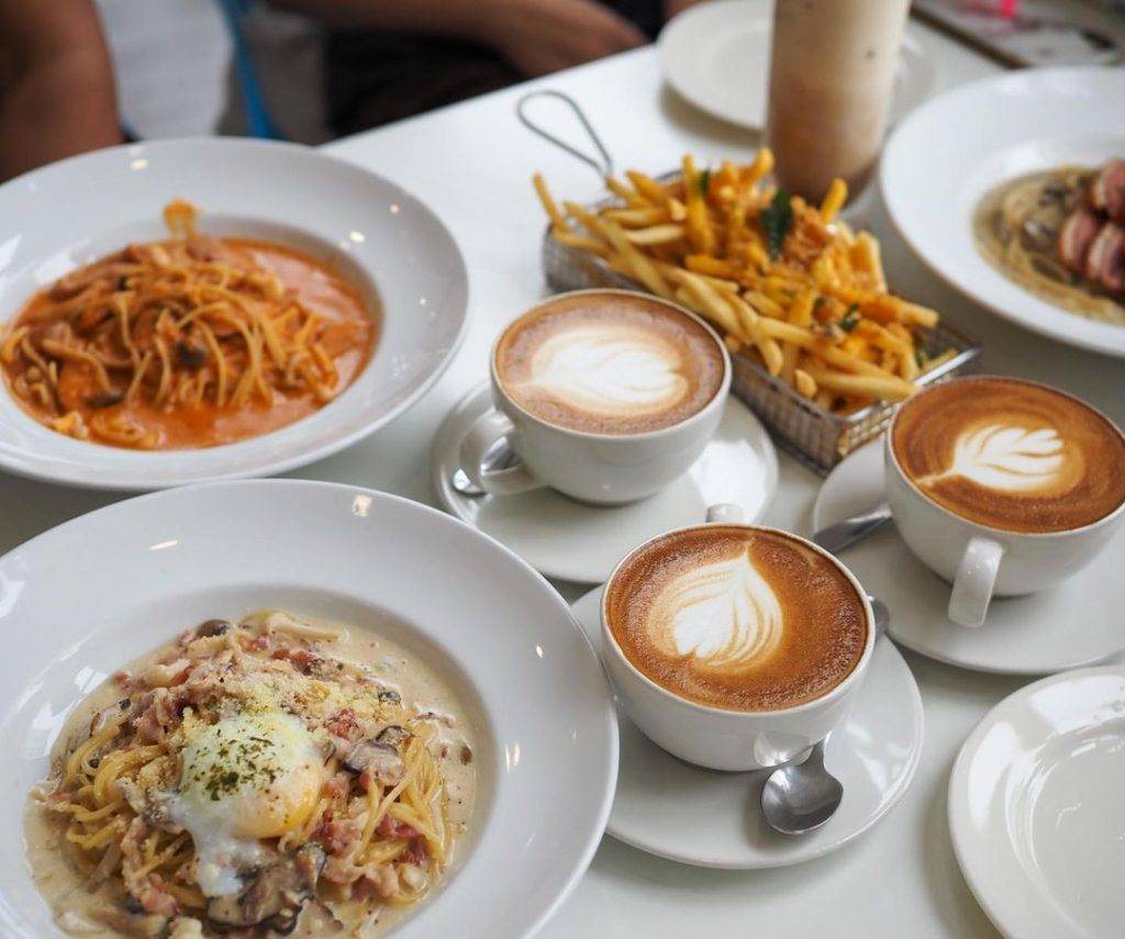 汪星人咖啡厅🐶 满屋萌犬的“Menage Cafe”边吃饭边耍狗!去找毛小孩解解压、透透气😍