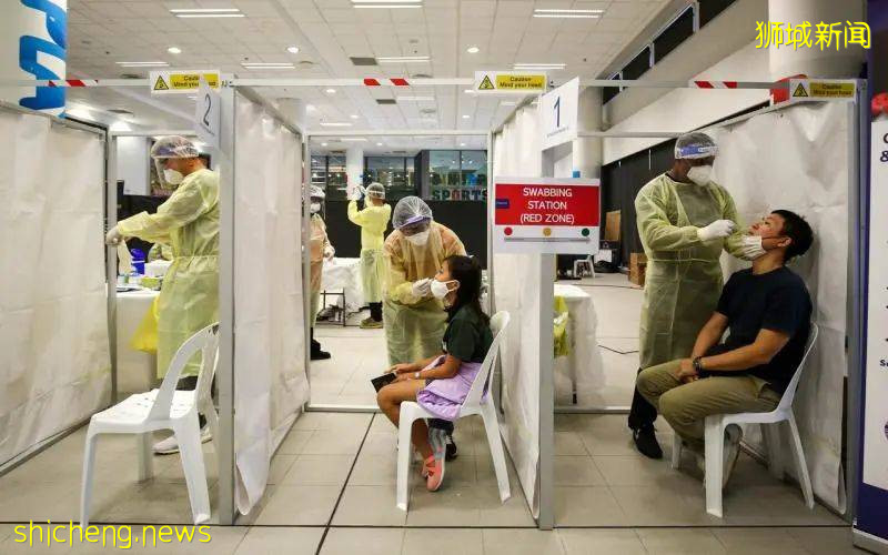 7月26日和27日,新加坡民众可到两个居民委员会中心领取自助检测仪