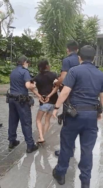 “警察打人了!?” 实拍一女子在新加坡被5个警察包围