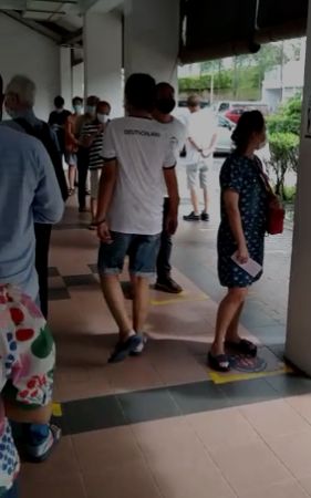 好諷刺！馬來西亞人排隊領物資 新國人排隊買4D