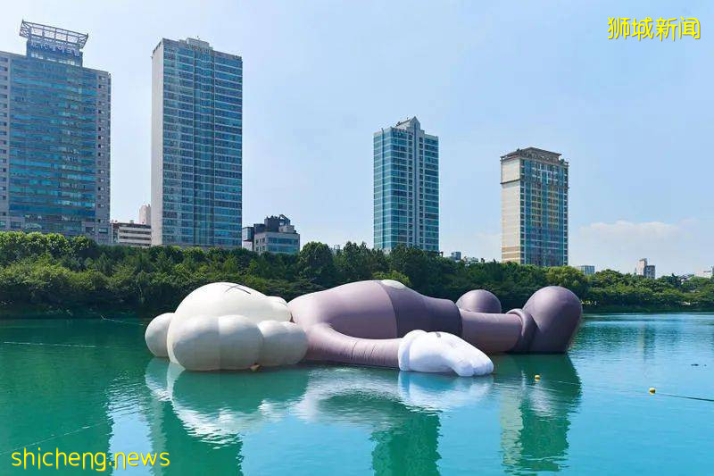 《KAWS: HOLIDAY》11月正式登陸新加坡！42米濱海灣浮動舞台巨型擁抱雕塑&獅城獨家收藏品，讓你大飽眼福