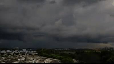 周末连两天狂风暴雨，“闪电之都”新加坡实至名归