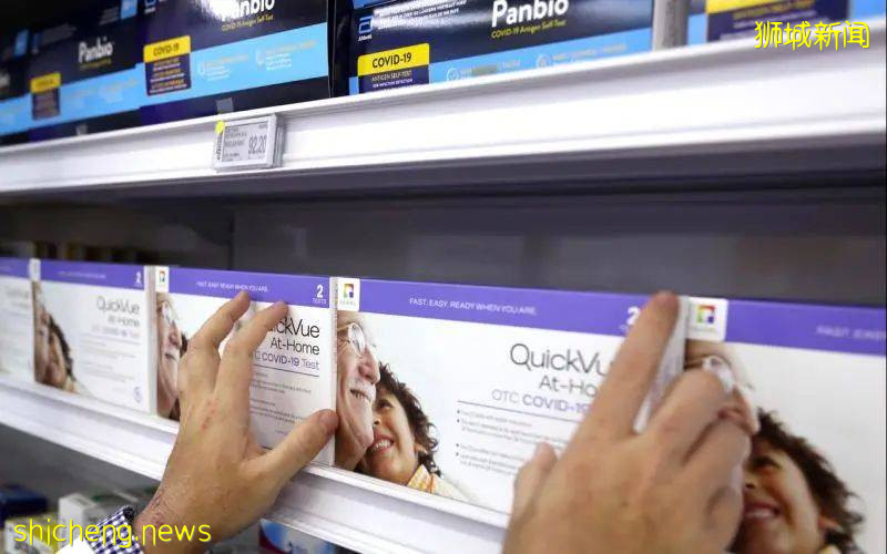 7月26日和27日,新加坡民众可到两个居民委员会中心领取自助检测仪