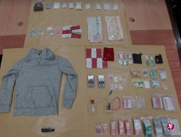 持危险武器伤人又涉毒 5男1女遭狮城警方逮捕