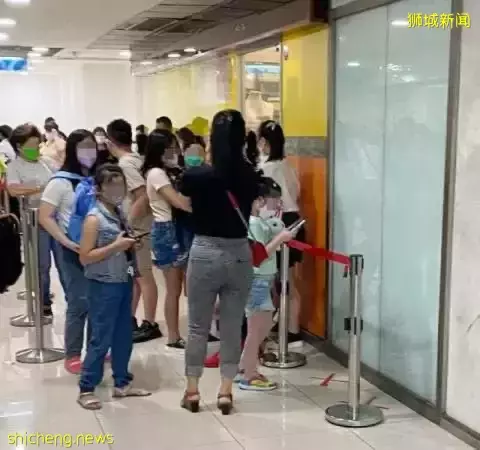 检测中心聚集人潮 小孩敲打玻璃窗 附近业者受不了