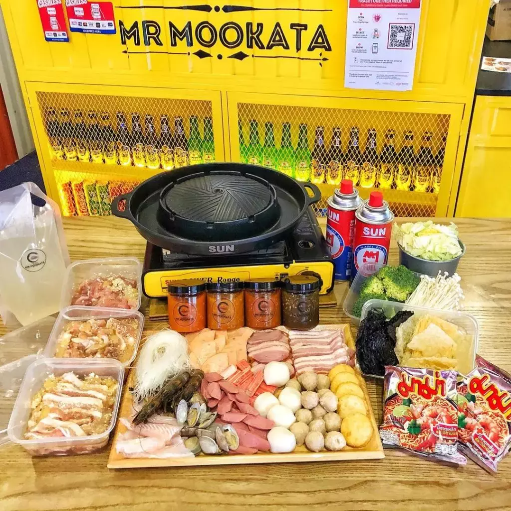 新加坡也有猛男餐厅🤤 Mr Mookata邀你来喝健康饮料!他帮你倒,你负责喝🤪