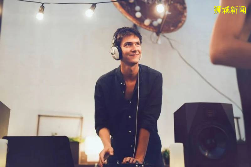 新加坡露天電影院回來啦~每車僅需18元，還贈送2個漢堡2杯飲料！！絕對神仙價格