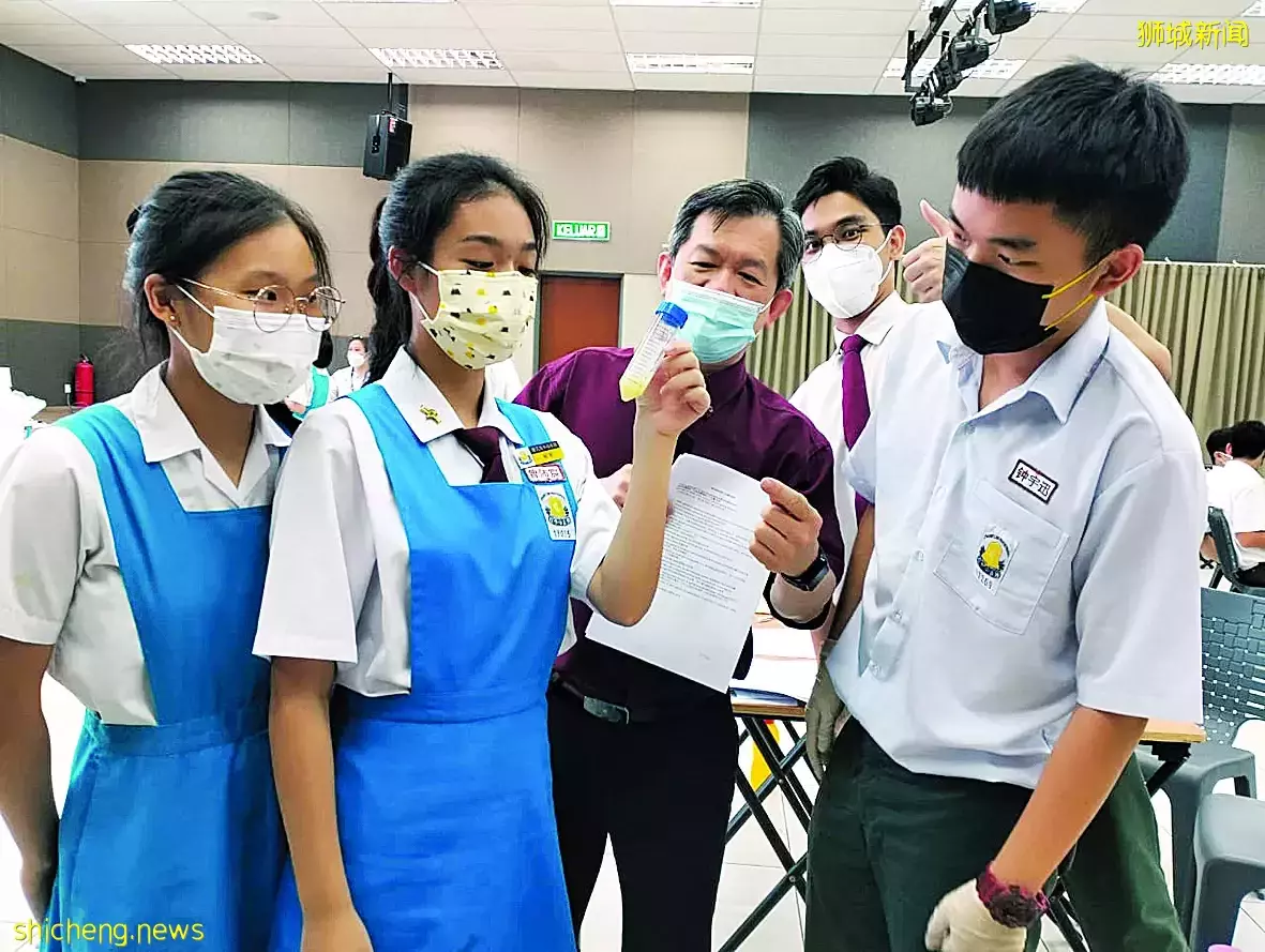 新加坡国大通过生物科学营 教钟灵独中生提取香蕉DNA