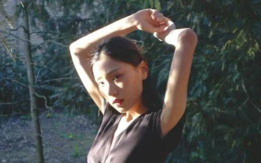 她，22歲中國女留學生，下海後在國外成人網站爆紅！網友評論亮了