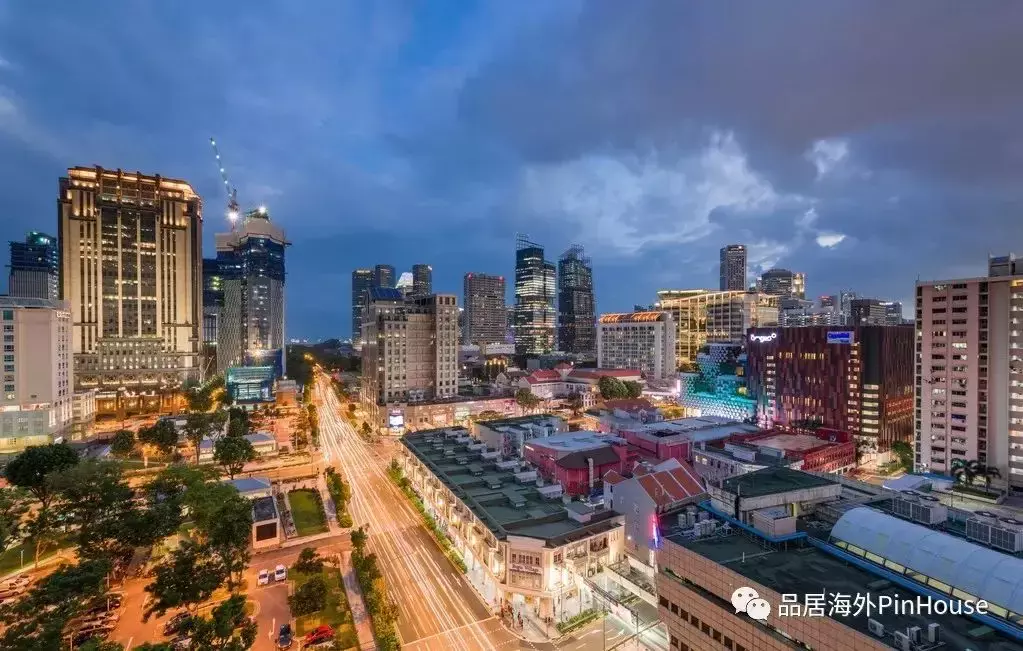 站在MIDTOWN MODERN的窗前，领略新加坡CBD武吉士的独特魅力