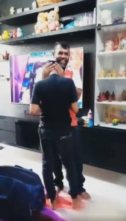 【柔佛人頭條】馬勞偷偷回家 爲至親造驚喜 久違抱抱