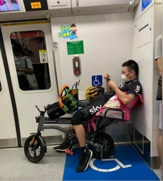 非故意占用残疾人座椅停放位  送餐员有脊椎问题