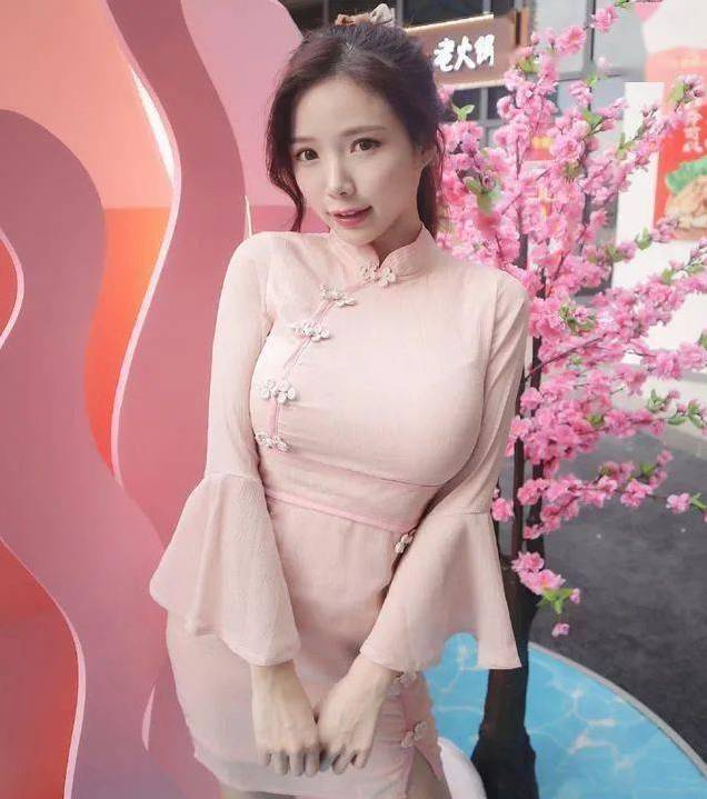 24岁新加坡DJ小姐姐蓝星蕾，穿旗袍尽显魔鬼身材