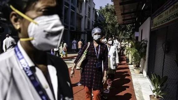 百亿剂新冠疫苗全球行,需1500万个冷藏箱,新加坡港正成为拥堵港口