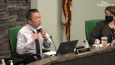 震驚!美國華裔官員被逼當場脫衣,回應歧視和汙蔑!新加坡也有“隱性歧視”嗎