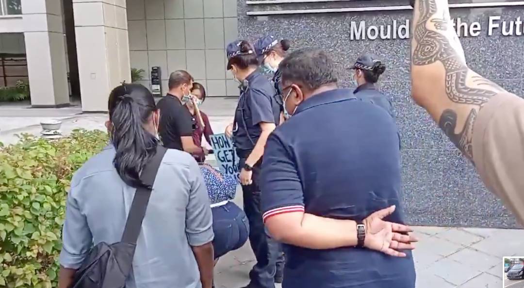 新加坡教育部門口驚現一批學生舉牌示威!學校裏到底發生什麽事