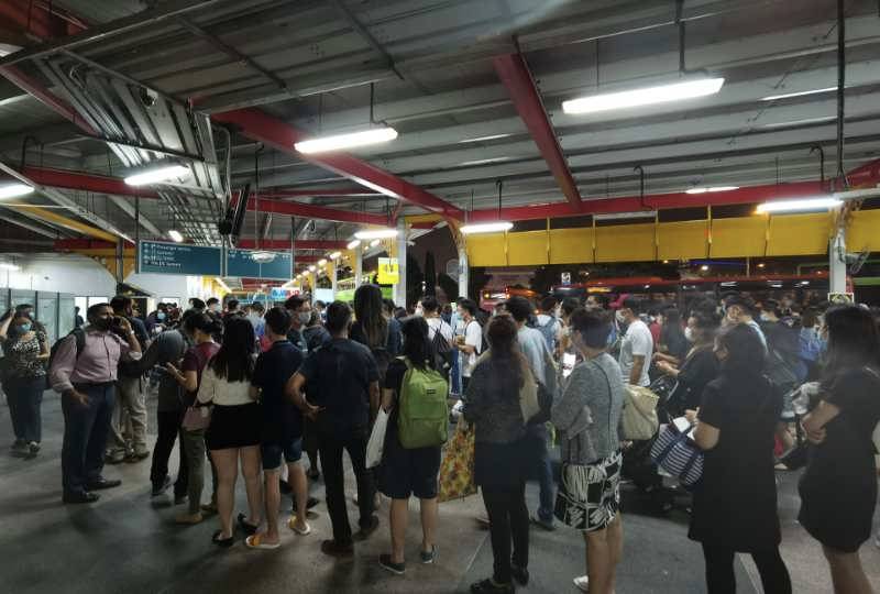 實拍!新加坡地鐵線大崩潰!人擠人,黑暗中被鎖車廂三小時