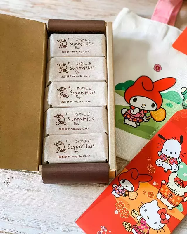 喜迎虎年!即日起到7 Eleven预订微热山丘凤梨酥,赠送Sanrio手提袋和红包封🧧