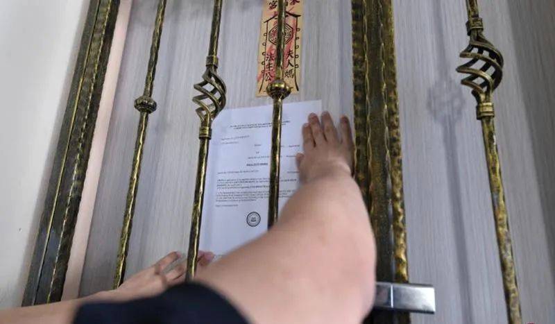 新加坡大叔襲胸，暴揍中年女子，僅被罰款3千元！原因竟然是