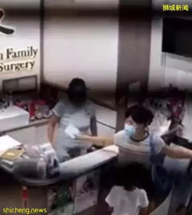 曝光!新加坡这个诊所员工猛踹婴儿车,飞出2米!网友竟力挺