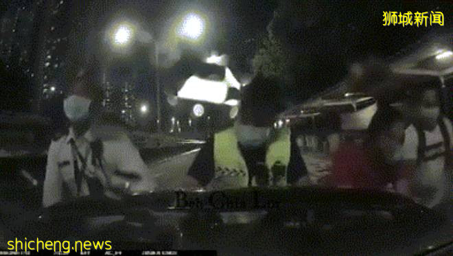 人间自有真情在,新加坡雨中接力推车献爱心