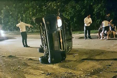 三巴望路上，一辆汽车撞到一棵树后翻车并旋转