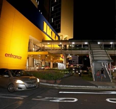 德士把老翁撞倒卷车底 儿子怒拍车身 司机才紧急刹车