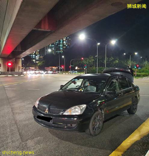 人间自有真情在，新加坡雨中接力推车献爱心