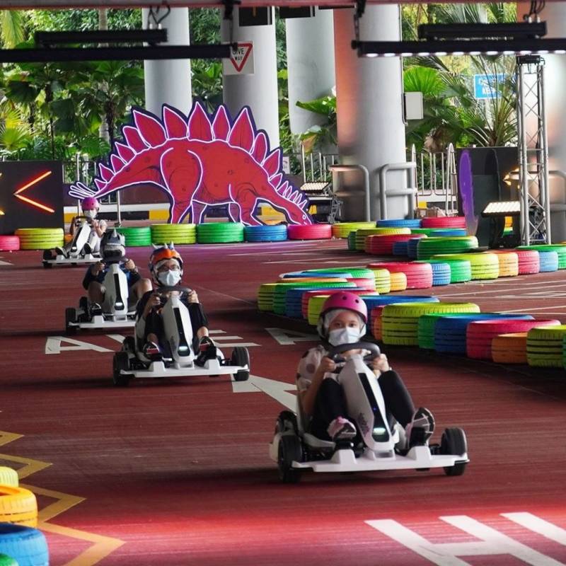 樟宜机场恐龙主题嘉年华!户外迷你卡丁车、炫彩夜间赛道🏎️ S$8优惠价至到12月底