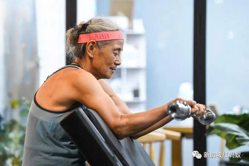 中国有68岁“撸铁奶奶” 新加坡也有一群七旬“撸铁爷爷”
