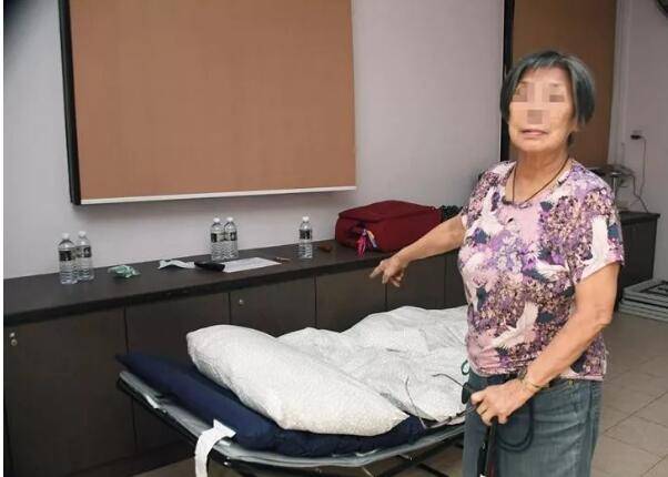 新加坡79岁奶奶熬夜玩电脑，上帝安排她救了五个人